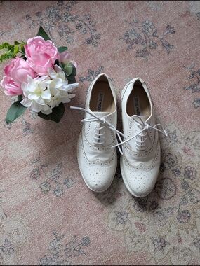 Steve Madden Women's White Brogue Oxfords Size 8